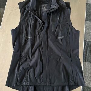 On Running weather vest. Women’s Large